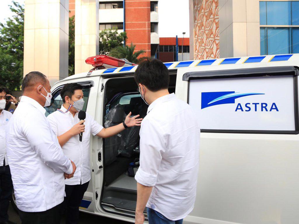 Grup Astra Serahkan Bantuan Ambulans Kepada BNPB Untuk Percepat Mobilisasi Pasien COVID-19
