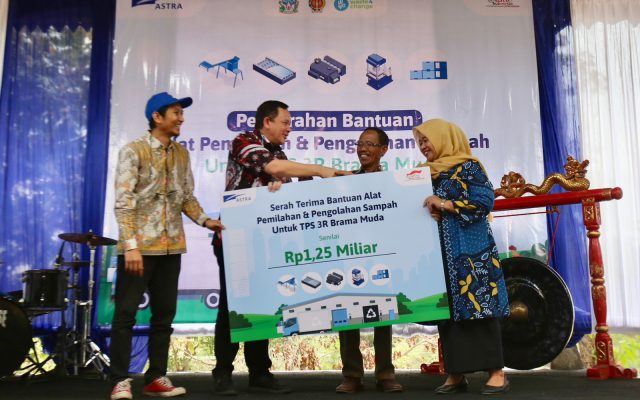 Astra Serahkan Alat Pemilahan dan Pengolahan Sampah ke TPS 3R Brama Muda, Yogyakarta